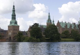 Frederiksborg Slot set fra slotssøen ombord på M/F Frederiksborg