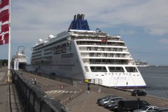 Europa 2 ved Lange Linie - Prinsendam til venstre og Celebrity Eclipse til højre 10. juni 2014