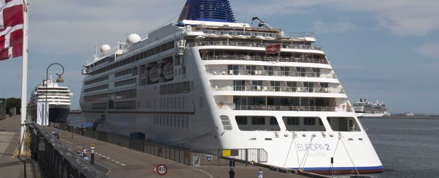 Europa 2 ved Lange Linie - Prinsendam til venstre og Celebrity Eclipse til højre 10. juni 2014