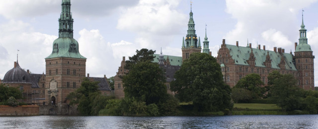 Frederiksborg Slot set fra slotssøen ombord på M/F Frederiksborg