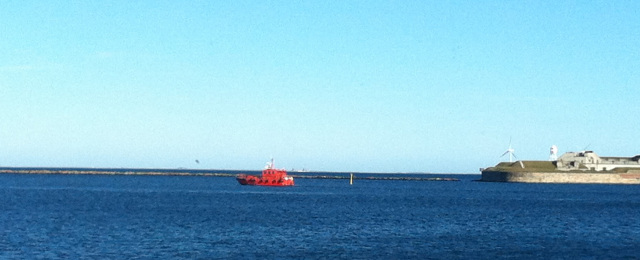 Pilotbåden Merkur ved Lange Linie. Den følger slæbebåden Tessa V 3. marts 2013