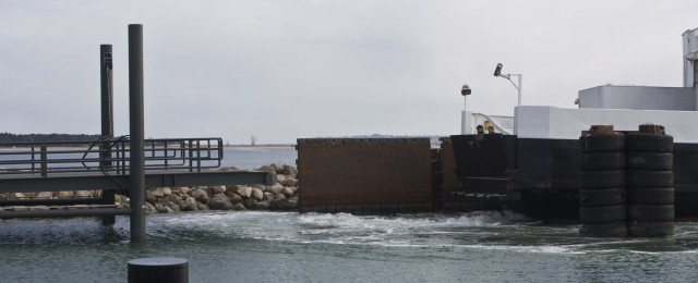 Nakkehage som ankommer til det nye havneleje i Rørvig, hvor også Isefjord skal ligge til 6. april 2013